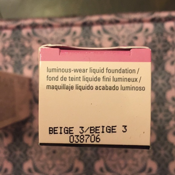 Mary Kay Luminous-Wear Liquid Foundation - Picture 4 of 8